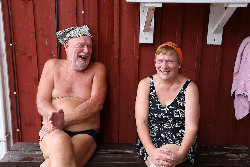 Lauri ”Lasse” Salminen ja Pirkko Laitajärvi todistavat, että avantouimareiden keskuudessa ei otsaa nyrpistellä.
