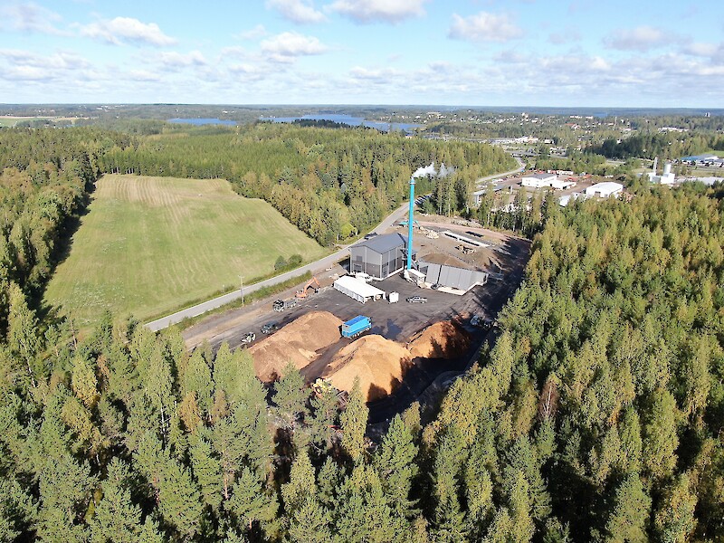 Ikaalisten Lämmön keväällä toimintansa aloittanut lämpölaitos käy hakkeella. Ikaalisten keskustan läheisyydessä Palinperäntien varressa sijaitseva laitos vihittiin käyttöön keskiviikkona.