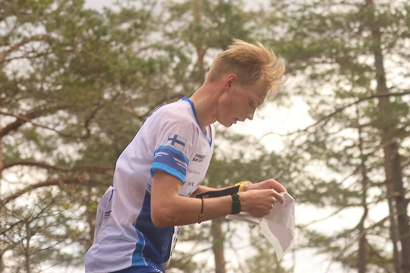 Kuva:SSL kuvapankki/Erik Borg. Nouskin Teemu Oksanen suunnisti SM-sprintissä hopealle. Kuva on maailmancup-kisasta huhtikuun lopulta 2023.