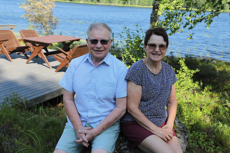 Seppo ja Outi Sisättö viihtyvät Juhtimäen karun kauniissa maisemissa erämaajärven rannalla.