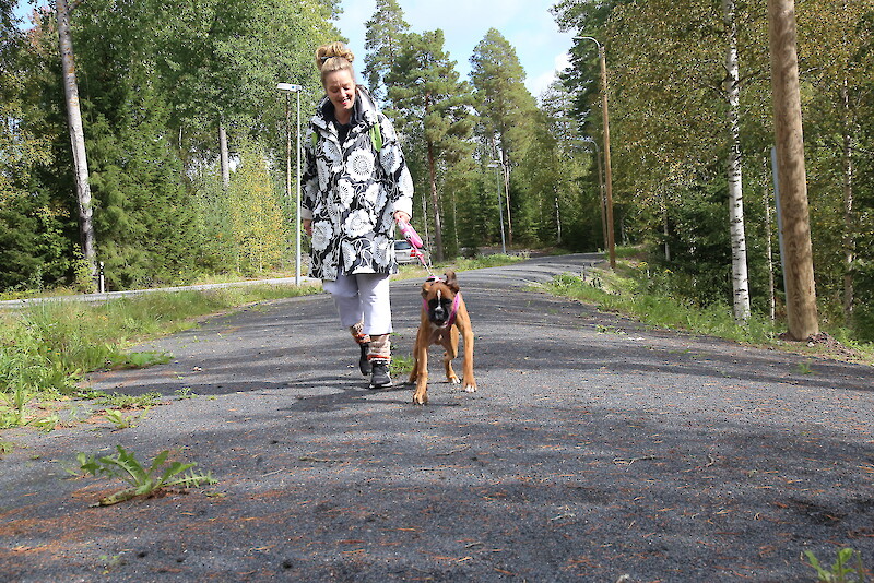 Sari Sovelius ja Topi lenkkeilevät Teiharjussa päivittäin ja nauttivat alueen rauhasta.