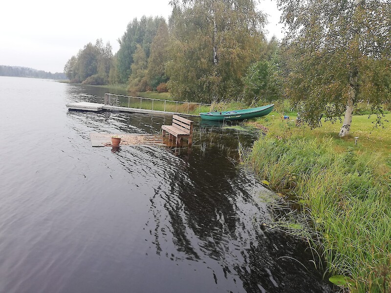 Jukka Saarisen mökkirantaan Heittolanlahdella ilmaantui yllätyslaituri, jolle ei ainakaan heti löytynyt omistajaa. Vedenpinnan nopea nousu on saattanut irrottaa myös veneitä omille teilleen.