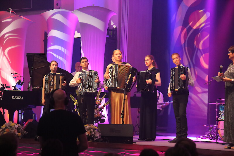 Kultainen ja Hopeinen Harmonikka ovat olleet tärkeä osa Sata-Häme Soi -festivaalia ja harmonikkaharrastajille tärkeitä kilpailuja. Kultaisen Harmonikan kenraaliharjoituksessa kesällä 2022 vuorossa Heidi Rintamäki.