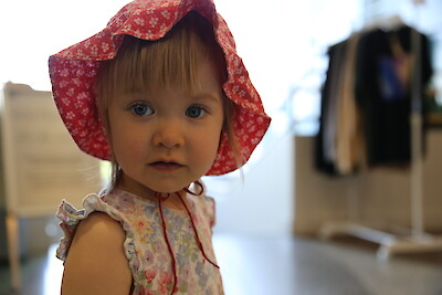 Kohta kaksivuotias Aava Ukkonen kävi ensimmäistä kertaa kylpylävierailulla. Aluksi vähän jännitti.
