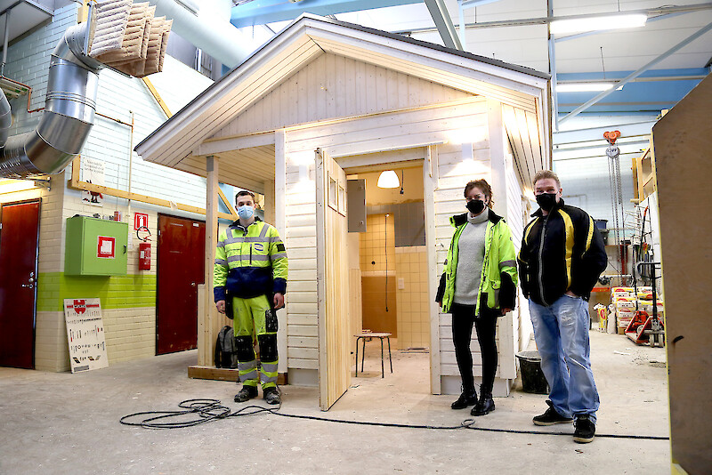 Aikuisopiskelijat Santeri Asula, Sonja Teronen ja Pekka Kiukainen ovat päässeet ammentamaan oppia uudenlaisen talopilotin parissa.