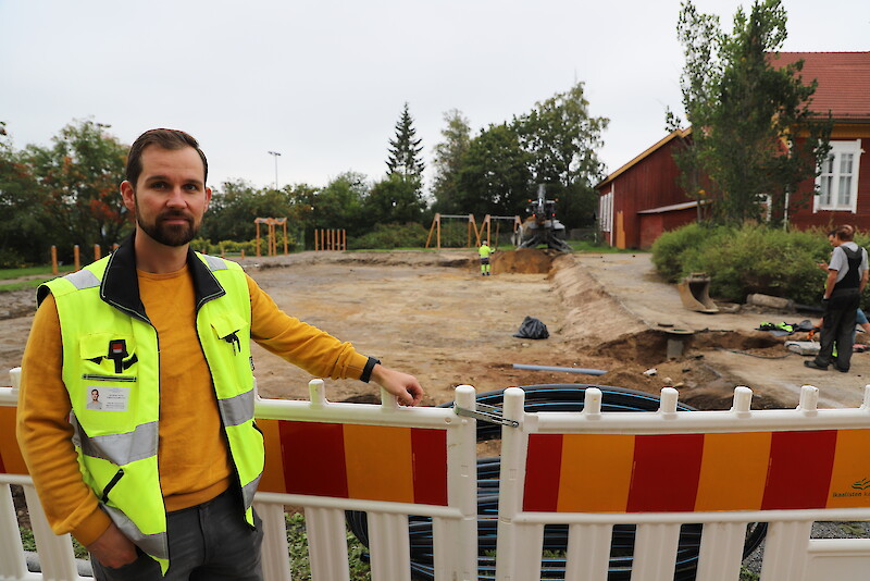 – Ikaalisissa kaupungin toimesta tehdään parhaillaan yhteiskoululle tulevan väistötilan pohjatöitä, kertoo rakennustarkastaja Hannu Suoniemi.