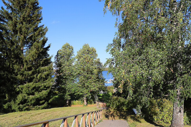 Valtuustoaloitteessa esitetään toimenpiteitä Vanhan kauppalan Kyrösjärvi-näkymien parantamiseksi.