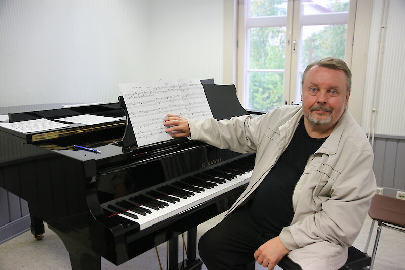 – Parasta on, kun saa tehdä työtä lasten ja nuorten kanssa, tuumaa Ylä-Satakunnan musiikkiopistossa pianonsoittoa opettava Kimmo Hakala.