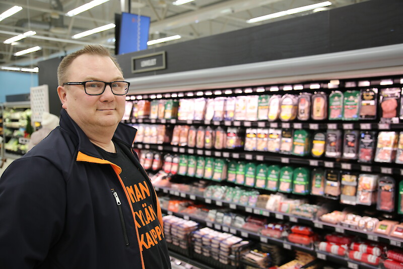 Mikko Valtonen on toiminut K-kauppiaana Hämeenkyrössä vuodesta 2019 alkaen. Valtonen kuvattiin marketissaan tammikuussa 2023. Kuva: UutisOivan arkisto