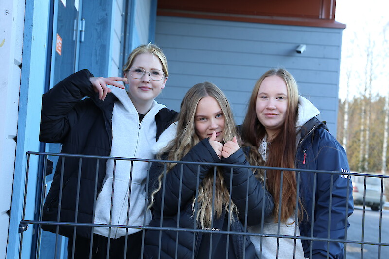 Viljakkalan koulun oppilailla Emmi Jokisella, Hilma Ylä-Lahdella ja Aino Vesalla on ehdotuksia koulun ympäristön kehittämiseksi.