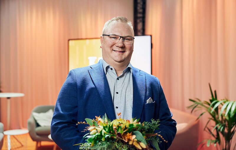 K-Duuni-voittaja Mikko Valtonen kukitettiin Helsingissä palkitsemisen yhteydessä. Kuva: K-Ryhmä