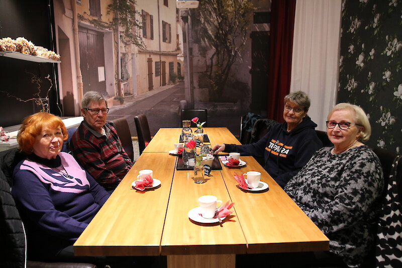 Kun joukko omaishoitajia kokoontuu saman pöydän ääreen, yhteistä puhuttavaa riittää. Kuvassa Salme Laitila, Keijo Heino, Jaana Tasala ja Kaarina Viitakoski.