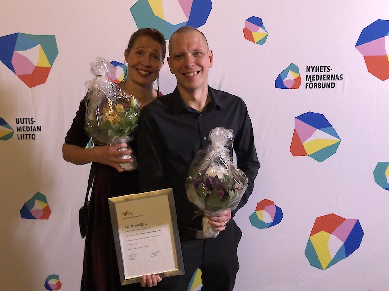 Palkintoa olivat Helsingissä vastaanottamassa Katri Linnikko ja Tuukka Olli. Työryhmään kuului myös Terhi Palonen.