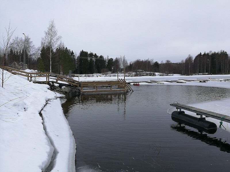Kyrösjärven vedenkorkeutta on laskettu, jotta sulamisvesille riittää tilaa järvialtaassa. Kuva Kauhtuan rannasta on otettu 24. maaliskuuta.