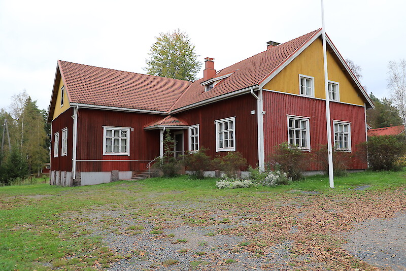 Ikaalisten kaupunki on vuokrannut maamiesseurantalon salia Tevaniemen koululaisten sisäliikuntaan.