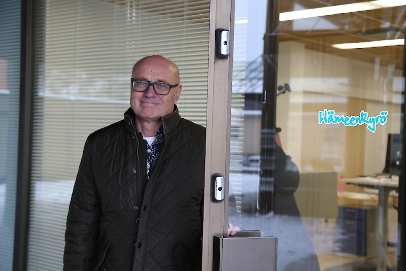 Hämeenkyrön kunnanjohtaja Antero Alenius sulkee pian kunnan hallintopalveluiden oven viimeistä kertaa työn merkeissä.
