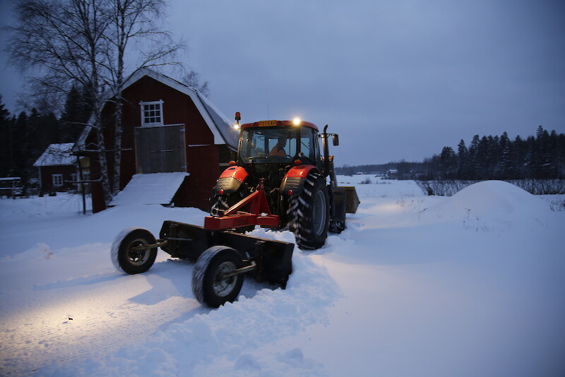 Rapionvuorentien tiekunnan puheenjohtaja Jarmo Mansikkamäki pitää pihatiensä auki omalla traktorilla, mutta Rapionvuorentien hoidosta on kunnan kanssa sopimus.
