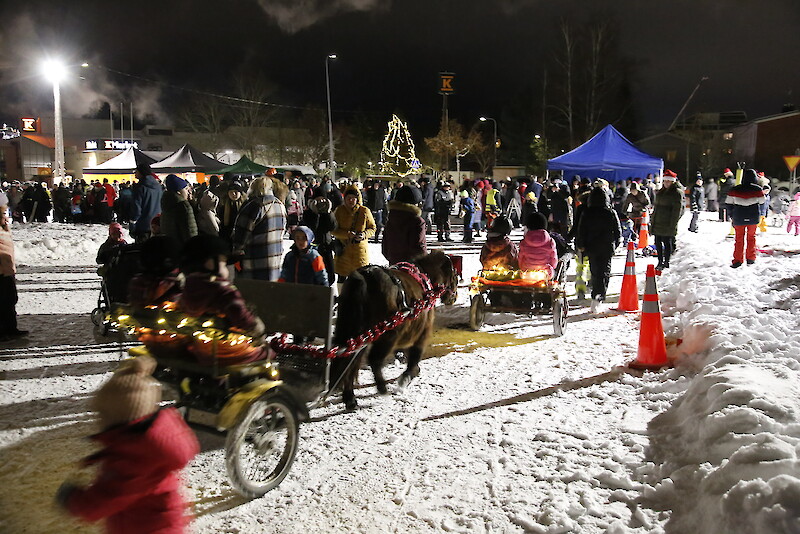 Hämeenkyrön joulunavauksessa riitti väkeä, vilskettä ja hevosvoimia.