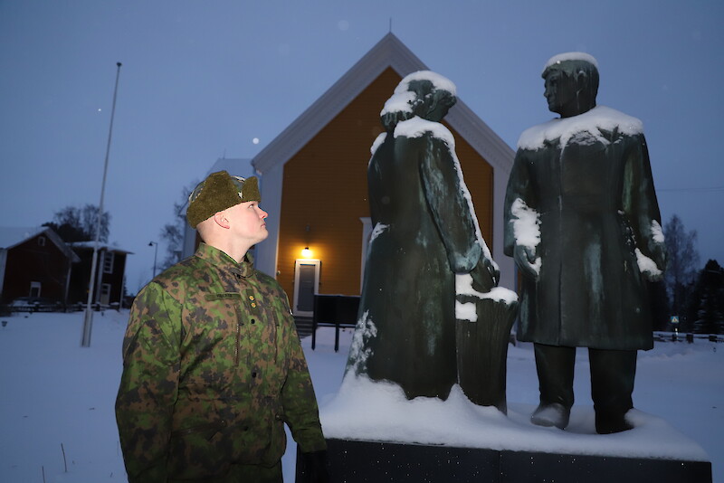 Reservin luutnantti Veli-Pekka Hakala sanoo Ikaalisten kirkon sankarihaudoilla, että emme saa koskaan unohtaa vapautemme puolesta taistelleita sankarivainajia.