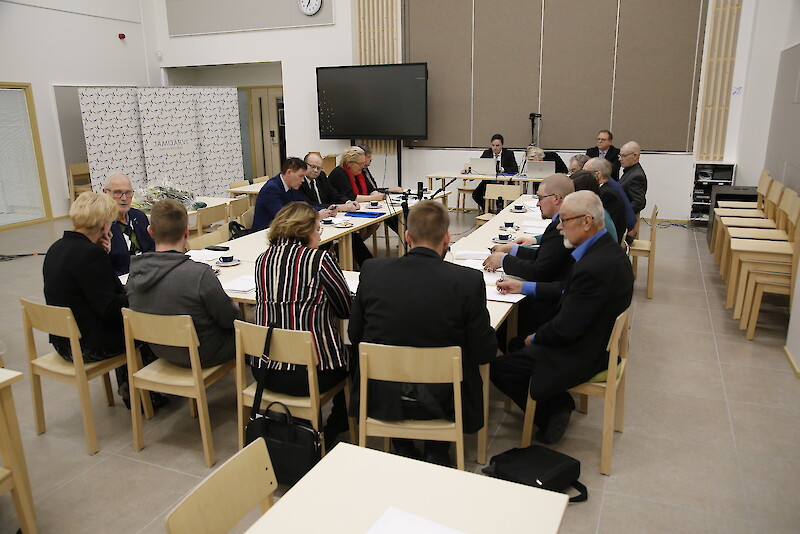 Jämijärven kunnanvaltuusto kokousti uudessa koulukeskuksessa, jonka investointi näkyy kunnan taloudessa lähivuodet niin korkomenoina kuin poistoina.