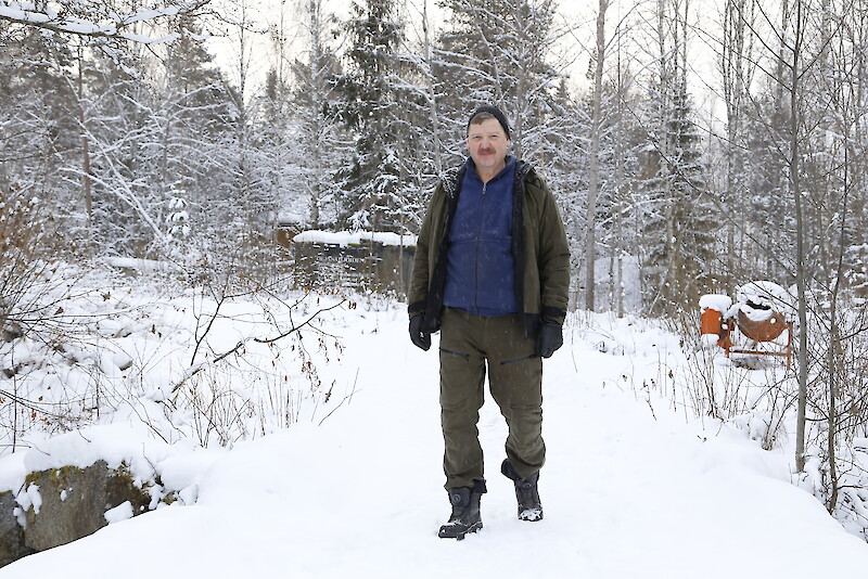 Siuron postinumeroalueella asuva Erkki Eteläaho ylittämässä Pinsiö-Matalusjokea, jossa kulkee Hämeenkyrön ja Nokian raja.