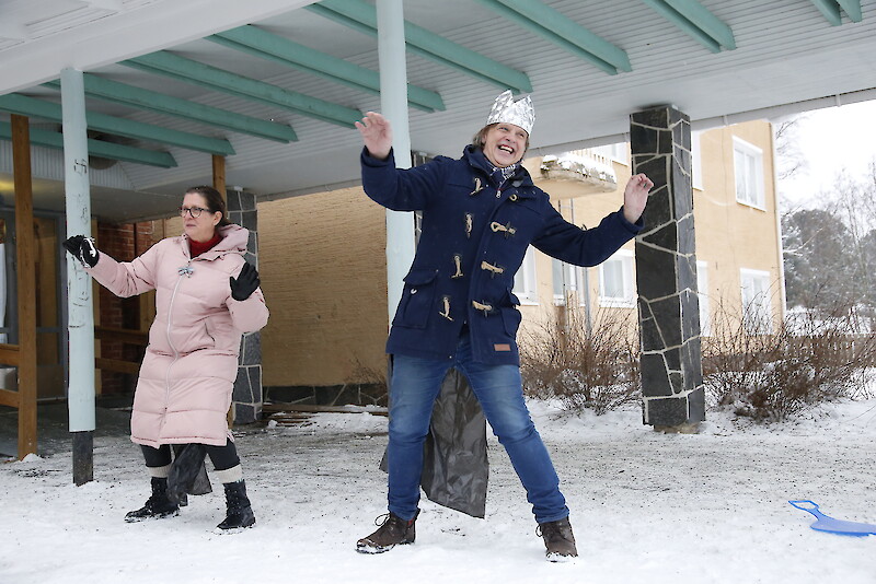 Tevaniemen koulun arjessa tärkeässä osassa on huumori. Sitä oli näkyvissä myös Tevaniemen ja Luhalahden kouluyhteisön järjestäessä eläkkeelle jääville opettajille Åsa Mäenpäälle ja Pekka Kiviluomalle yllätyspäivän. Ohjelmaan kuului muun muassa kaikkien yhteinen tanssillinen liikuntatunti.