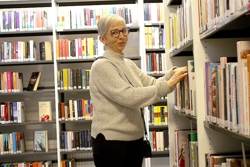 Hanna Pentti pitää Hämeenkyrön kirjaston järjestyksessä.