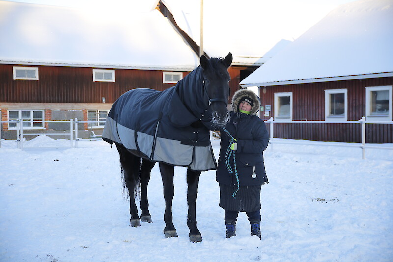 Osaralla hevoset ovat tuttu näky, mutta alan koulutusta halutaan lisää. Kuvassa maaseutuopetusyksikön tallimestari Riikka Lampinen.