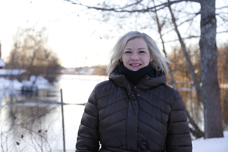 Johanna Rannanjärvi kokee, että Hämeenkyrössä voi viettää maaseutumaista elämää nauttien silti ison kaupungin läheisyydestä.