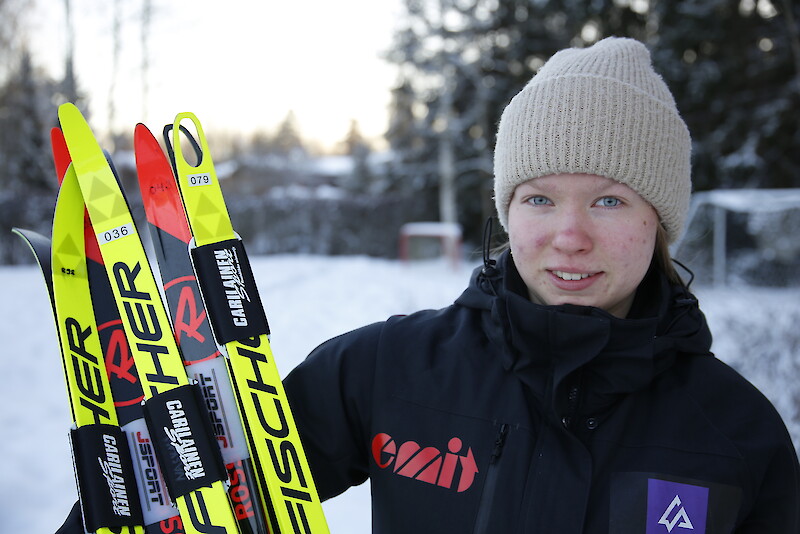 Hämeenkyröläinen Johanna Naskali matkasi tammikuussa Itävaltaan hiihtosuunnistuksen MM-kisoihin. Kisavarusteisiin kuuluu puolenkymmentä suksiparia, mutta kuvausrekvisiitaksi löytyi kotoa helposti saman verran lisää.