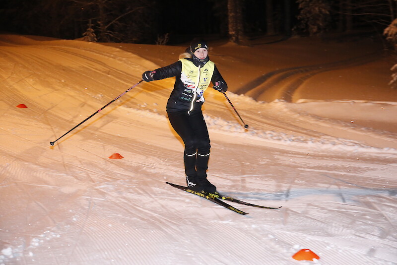 Elsa Hietaoja pujottelemassa alamäkeen. Hän listaa skicross-radalla harjoittelun kehittävän tasapainoa, ketteryyttä ja myös rohkeutta.