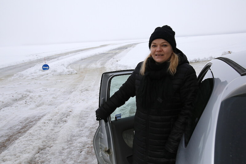 Johanna Salomäen työmatkaa jäätie Ikaalisten Leutolasta Komppiin lyhentää roimasti, mutta hän ei pidä pahana työmatkan ajamista maanteiden kauttakaan.