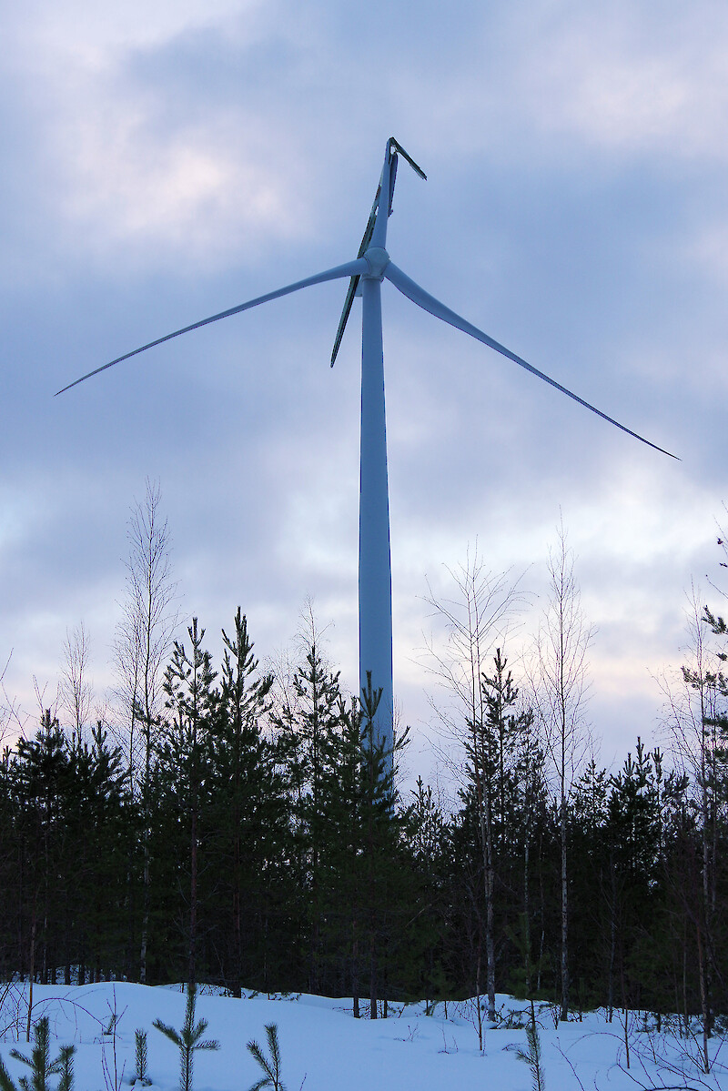 Lukijan kuva Ratiperän tuulipuistossa rikkoutuneesta tuulivoimalasta.