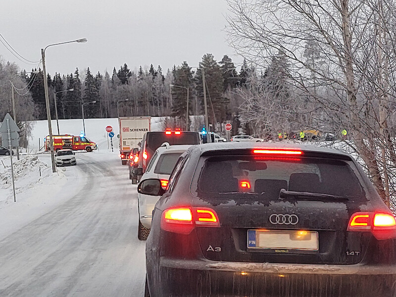 Liikenne ruuhkautui. Kuva: Marjaana Mikkola