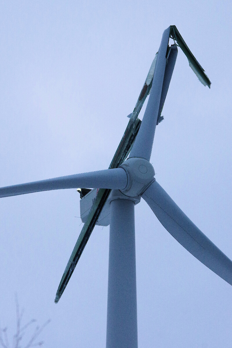 Lukijan kuva Ratiperän tuulipuistossa rikkoutuneesta tuulivoimalasta.