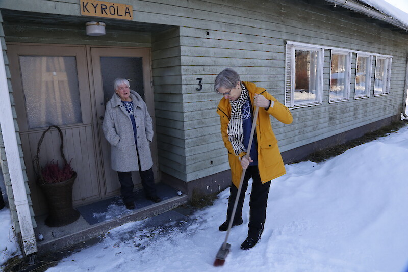 Talkoot on iso osa Kyrölän ylläpitoa. Ritva Kujanpää ja Marja Tuomisto ovat kuitenkin muiden nuorisoseuralaisten kanssa joutuneet toteamaan, että talkoolaisten keski-ikä on noussut kohtuuttoman korkeaksi.