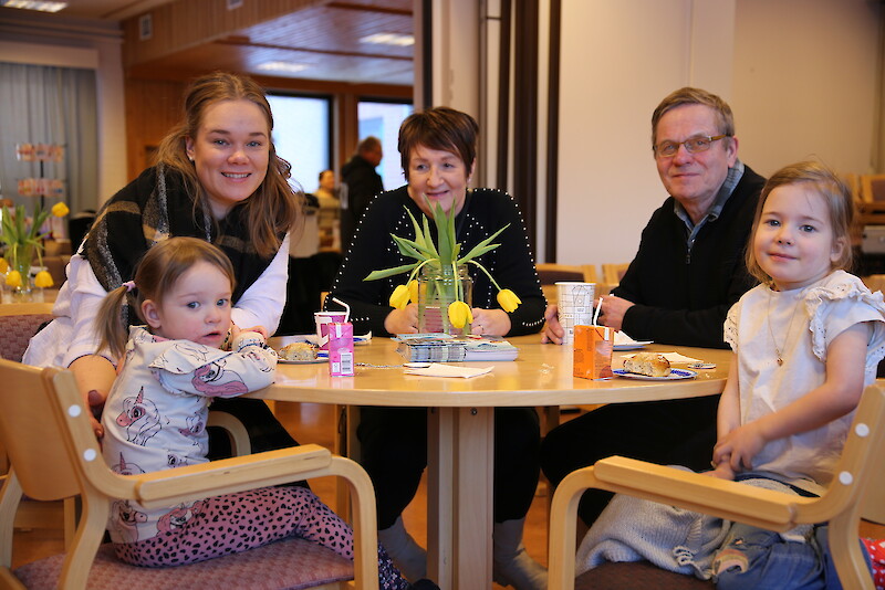 Tiia-Mari Ahonen ja tytöt Eeda ja Aida olivat messuilemassa tyttöjen isovanhempien Pirjo Ruusuniemen ja Matti Niemen kanssa.