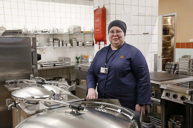 Palveluesihenkilö Maija Kulmala on vastuussa arjen rullaamisesta, kun Pirkanmaan Voimia tuottaa Ikaalisissa kuuteen sote-yksikköön ravitsemus- puhtauspalvelut. Kuva Toivolansaarikodin keittiöltä, joka toimii Ikaalisissa sote-alan tuotantokeittönä.