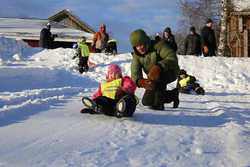 Alisa Viikeri saa Tapio Tunturilta lisävauhtia mäkeen.