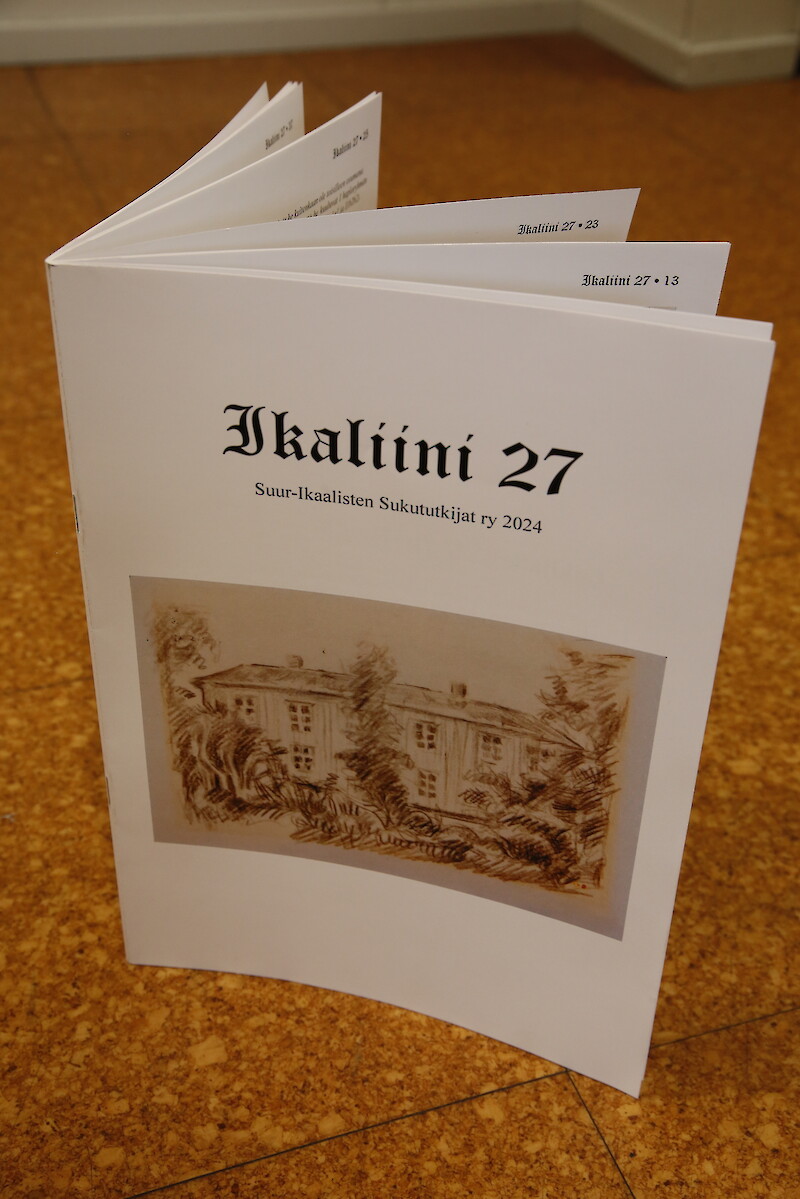 Suur-Ikaalisten Sukututkijoiden Ikaliini-lehteä on toimitettu vuodesta 1998 lähtien. Kannessa piirros Hämeenkyrössä sijainneesta Makkaruksen tilan päärakennuksesta, kuva on Aliisa Jutilan arkistosta.