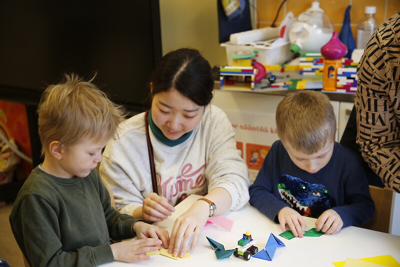 Origameja taittelemassa Viljo Kalliokoski, japanilainen opettajaopiskelija Nanoka Yamazaki ja Aatos Ahola.