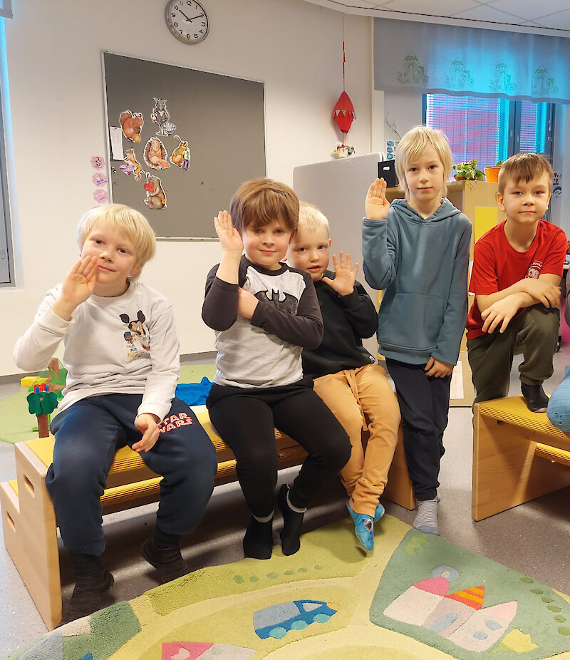 Reportteri-ryhmä vilkuttaa terveisiä UutisOivan lukijoille. Kuvassa vasemmalta lukien Konsta, Joona, Dan, Lauri ja Elias.