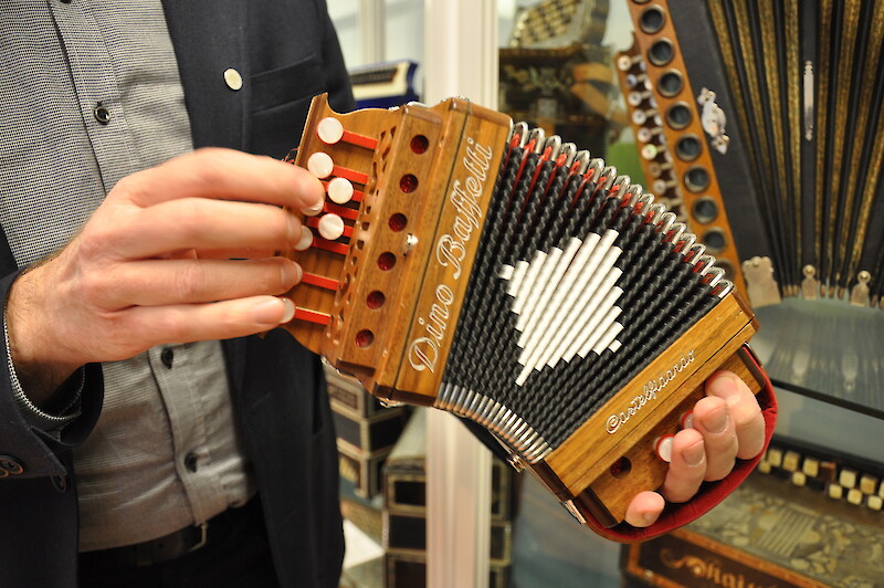 Harmonikkainstituutin ylläpitämästä Suomen harmonikkamuseosta Ikaalisista löytyy myös maailman pienin harmonikka, joka on valmistettu Italiassa.