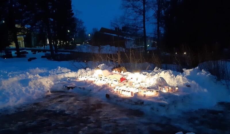 Ikaalisten hautausmaalla syttyivät kynttilät Ukrainan sodan uhreille 24. helmikuuta, jolloin tuli kuluneeksi kaksi vuotta Venäjän aloittaman hyökkäyssodan alkamisesta.