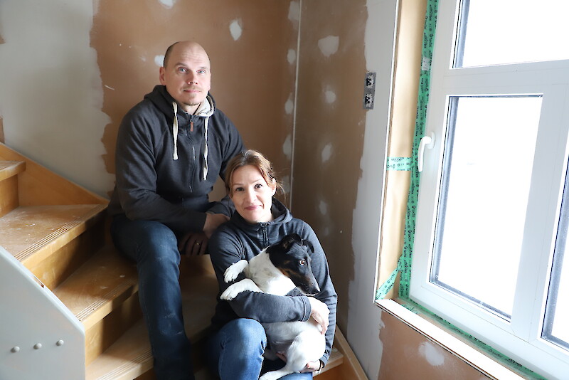 Ville Kärkkäinen ja Virve Venhe haluavat pelastaa vanhoja rakennuksia ja remontoida niistä terveitä asuntoja. Mukana remonteissa pyörii Viola-koira.