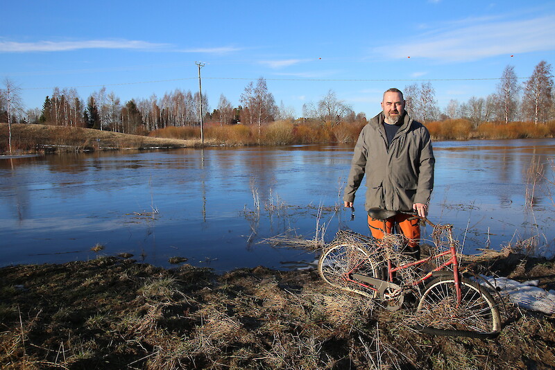 Jämijärven kalastuskunnan puheenjohtaja Jouni Salmela kannustaa ihmisiä siivoamaan rantoja nyt, kun roskat vielä näkee hyvin ennen luonnon kasvuun lähtöä. Kauppilanjoen sillan pielestä löytyi hylätty polkupyörä.