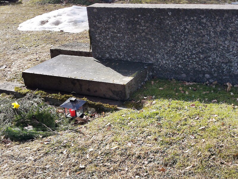 Kuva: Pirkko Pitko. Hautakivi kellahti yllättäen kumoon, kun Pirkko Pitko oli sytyttämässä haudalla olevaan lyhtyyn kynttilää.