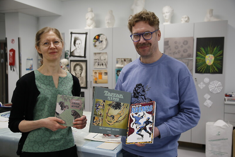 Tuula Mäkelän sarjakuvateos Orava ja Myyrä kertoo kahdesta lapsesta, mutta on enemmän suunnattu aikuisille. Petri Aarnio on toimittanut alkuperäistä työn jälkeä kunnioittavat Tarzan- ja Mustanaamio-sarjakuva-albumit.