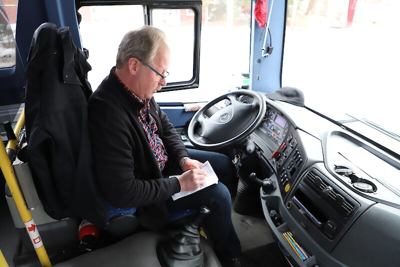 Kuljettaja Juha Jokiniemi kirjaa ylös kaikkien bussiin nousseiden lasten nimet.