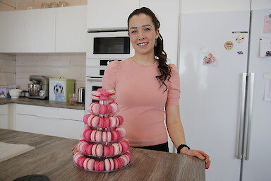 Julia Vähä-Peltomäki on toimittanut macaron-tilauksia muutamasta kymmenestä satoihin leivoksiin.